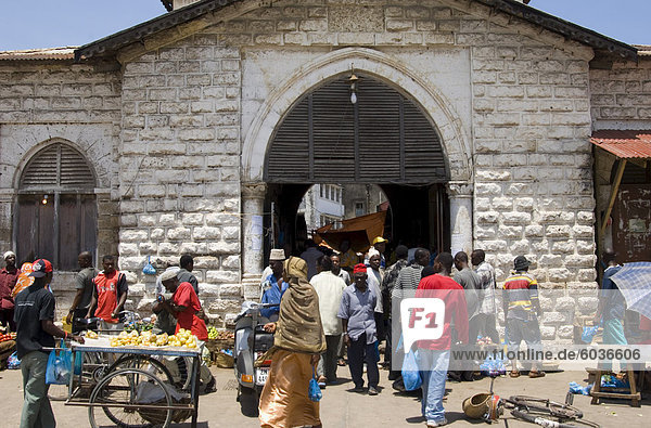 Der Eingang zum Markt in Stone Town  Sansibar  Tansania  Ostafrika  Afrika