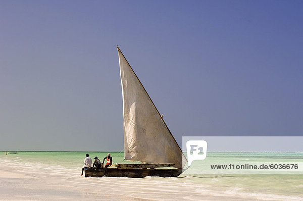 Traditionellen hölzernen Segelboot auf dem Strand  Sansibar  Tansania  Ostafrika  Afrika