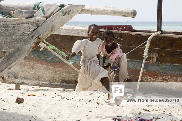 Zwei kleine Mädchen auf einem provisorischen Schwingen am Strand von Nungwi  Sansibar  Tansania  Ostafrika  Afrika