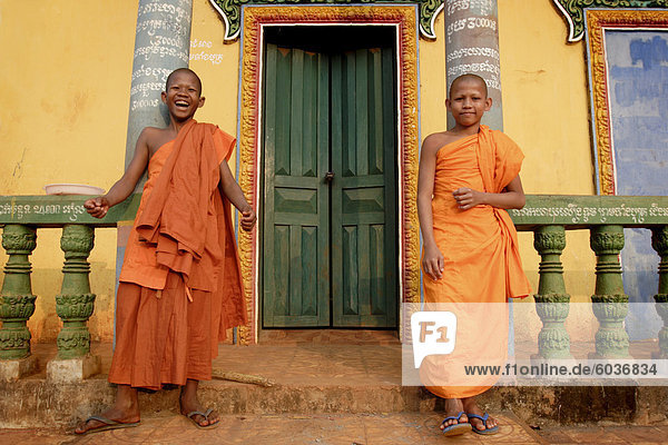 Young buddhistischen Novizen entspannen ihren Tempel in Sen Monorom  Provinz Mondulkiri  Kambodscha  Indochina  Südostasien  Asien