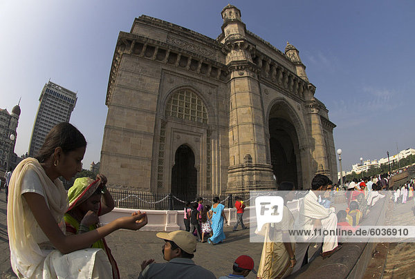 Local tourists near the Gateway of India  Colaba  Mumbai (Bombay)  Maharashtra state  India  Asia