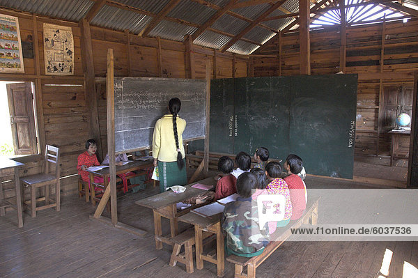 Pak Schule Oh Minderheit Kinder in lokalen Dorf  Pattap Poap in der Nähe von Inle-See  Shan State  Myanmar (Birma)  Asien