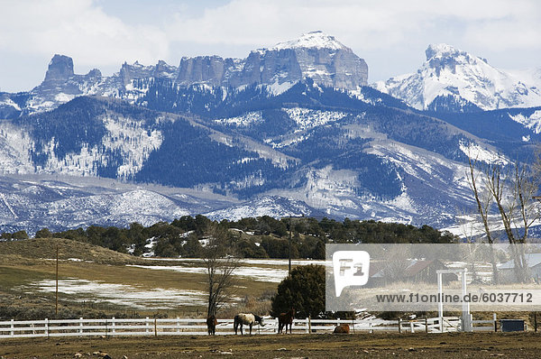 Eine Ranch unter Gipfel der San Juan Mountains  Colorado  USA  Nordamerika