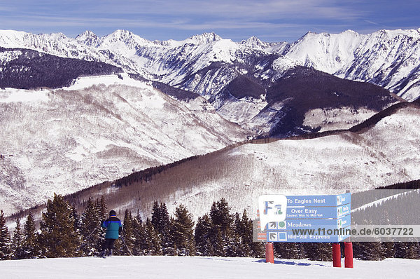 Eine Spur-Markierung unterhalb der Gore-Berge am Vail Ski Resort  Vail  Colorado  Vereinigte Staaten von Amerika  Nordamerika