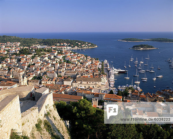 Erhöhten Blick auf Stadt und Hafen  die Stadt Hvar  Insel Hvar  Dalmatien  Kroatien  Europa