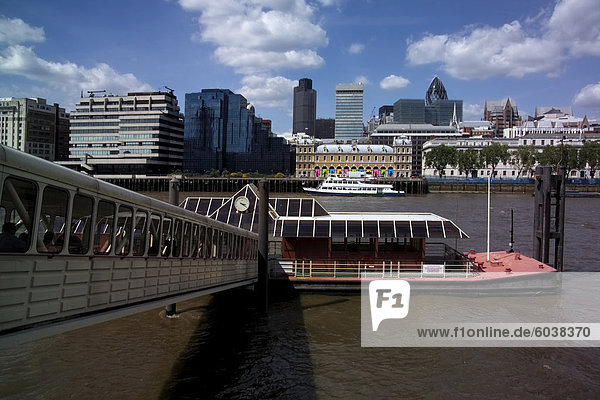Blick auf die City of London vom Pier in der Nähe von London  Bridge  London  England  Vereinigtes Königreich  Europa