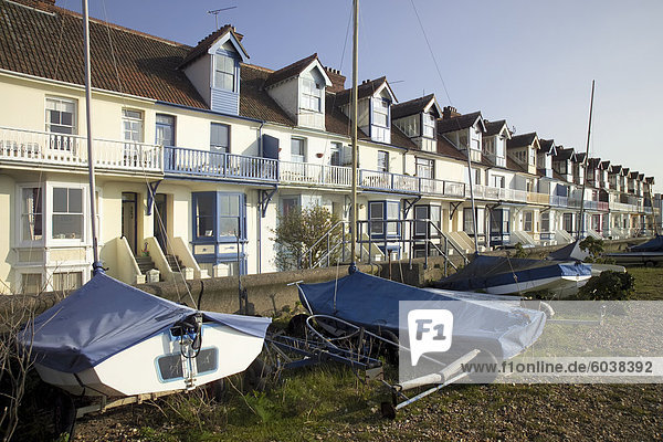 Segelboote und Ferienhäuser am Meer  Whitstable  Kent  England  Vereinigtes Königreich  Europa Ferienhäuser
