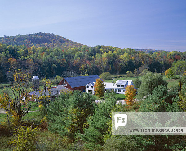 Blick über die landwirtschaftlichen Gebäude und Landschaft  Vermont  New England  Vereinigte Staaten von Amerika (USA)  Nordamerika
