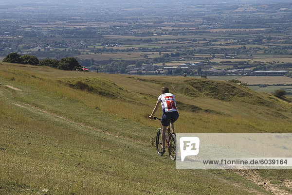 Mountainbiker auf öffentlichen Bridleway  Cleeve Hill  The Cotswolds  Gloucestershire  England  Vereinigtes Königreich  Europa
