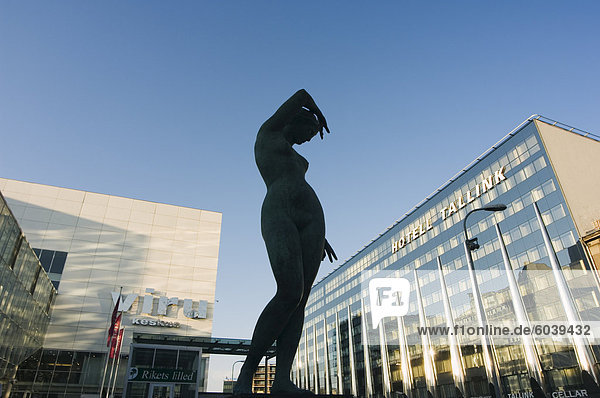 Zeitgenössische Kunst Skulptur und Tallink Hotel in der Innenstadt einkaufen Landkreis  Tallinn  Estland  Baltikum  Europa