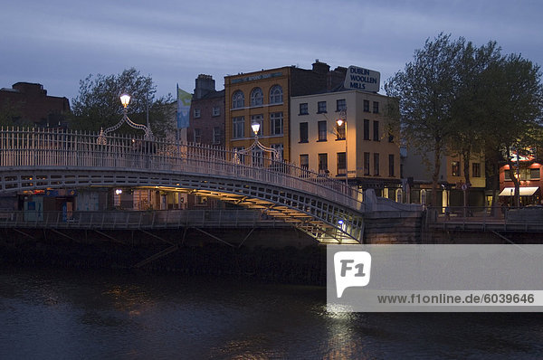 Halben Penny Brücke (Half Penny Bridge) über Flusses Liffey  Dublin  County Dublin  Republik Irland (Eire)  Europa