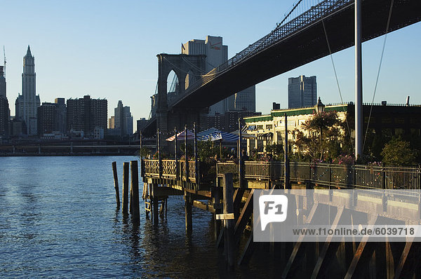 Das River Cafe unter Brooklyn Bridge Brooklyn New York City New York Vereinigte Staaten von Amerika Nordamerika