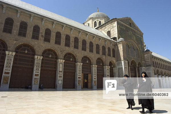 Pilger am Umayyaden-Moschee  UNESCO-Weltkulturerbe  Damaskus  Syrien  Naher Osten