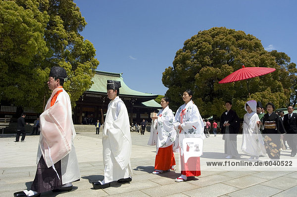 Traditionelle Hochzeitszeremonie  Meiji-Jingu Schrein  Tokyo City  der Insel Honshu  Japan  Asien