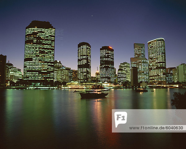 Skyline der Stadt und Brisbane River bei Nacht  Brisbane  Queensland  Australien  Pazifik