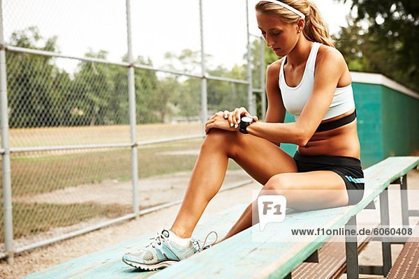 Weibliche Läufer Überprüfung Zeit auf Armbanduhr