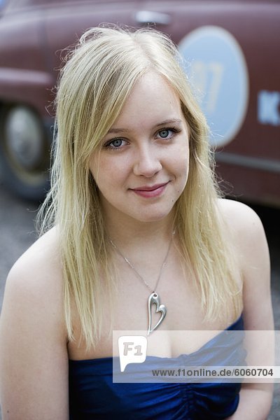Ein junges Mädchen mit einer Halskette  Schweden.