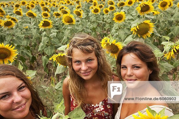 Teenager mit Spaß im Sonnenblumenfeld