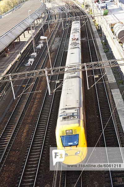 High-Speed-Zug am Bahnhof  erhöhte Ansicht