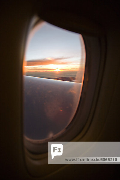 Himmel gesehen durch Flugzeug-Fenster