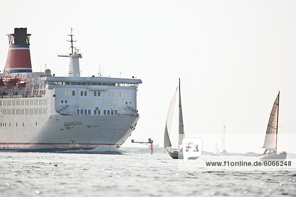 Ein Schiff und sialboats