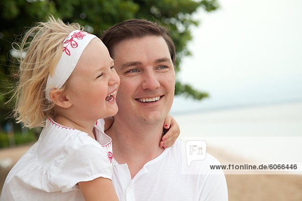 Vater und Tochter am Strand  Bali.