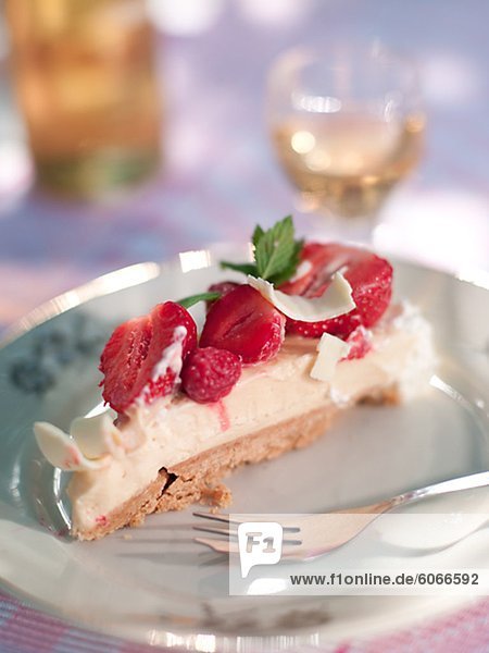Erdbeeren Kuchen Stück auf Platte  empfängt-bis