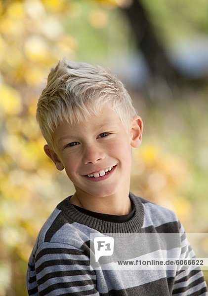 Porträt von blonden Jungen lächelnd außerhalb