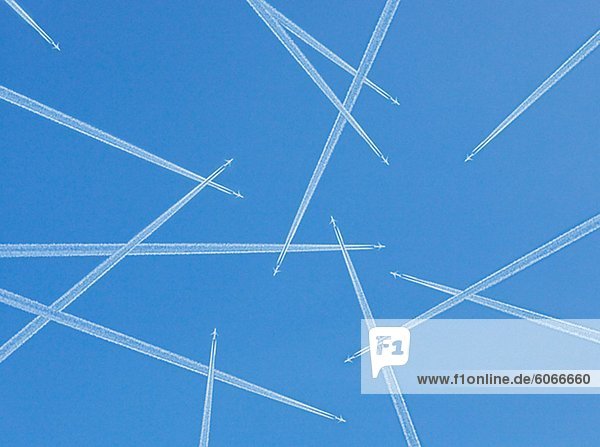 Flugzeuge gegen blauen Himmel  direkt unten