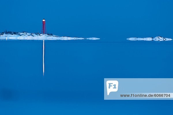 Blick auf das Meer mit Leuchtturm im Hintergrund