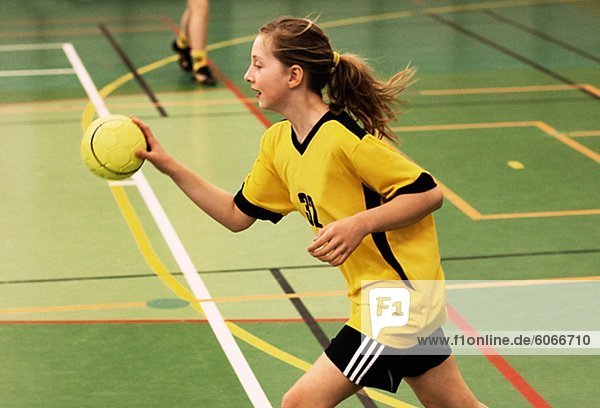 Mädchen spielen handball
