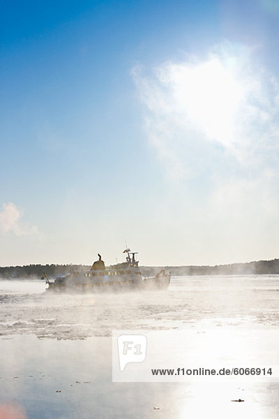 Ein Schiff in den Schären im winter
