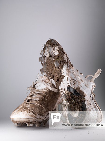 Nahaufnahme von paar schmutzigen Fußballschuhe