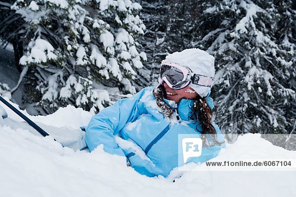 Weibliche Skifahrer im Schnee