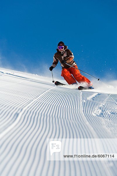Skifahrer Abhang hinunter
