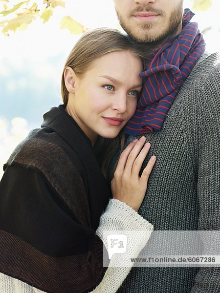 Porträt eines jungen Paares in warme Kleidung