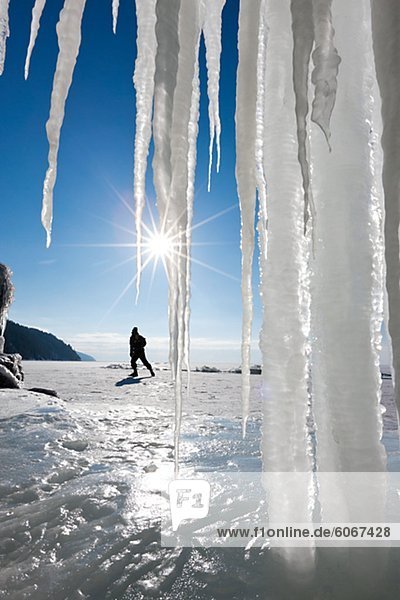 Mann aufwachen im Feld im winter