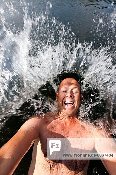 Wasser Mann planschen