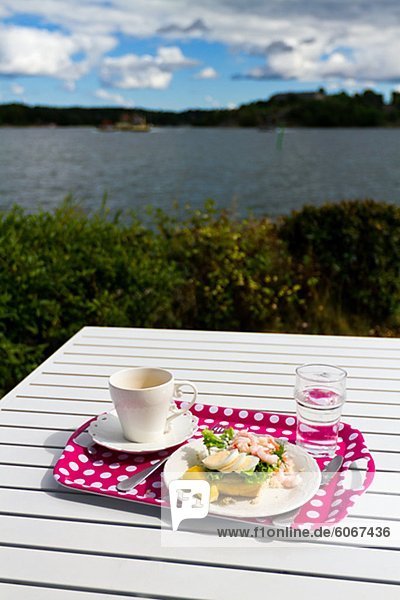Mahlzeit auf Tablett auf outdoor-Tischtennistisch