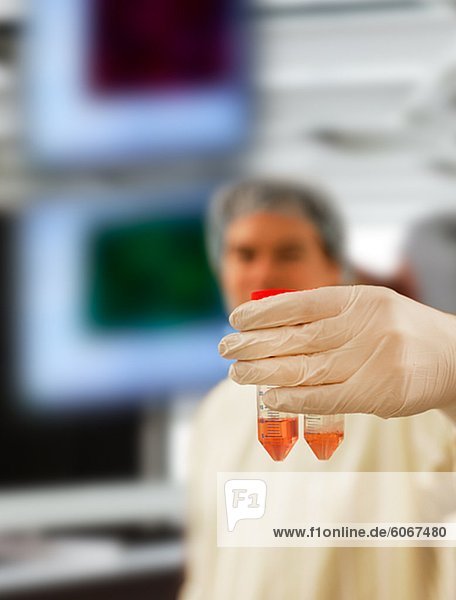 Wissenschaftler hält Reagenzgläser
