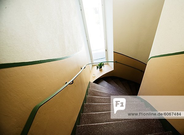 hoch oben Treppenhaus Ansicht Flachwinkelansicht Winkel modern