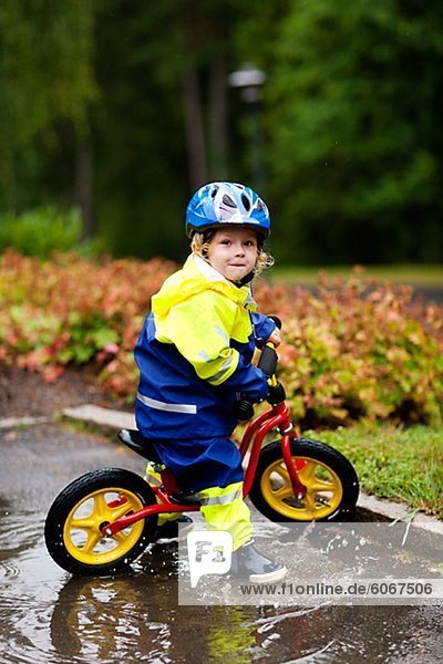 Junge Radfahren im park