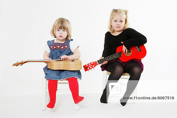 Porträt von zwei Mädchen halten Gitarren