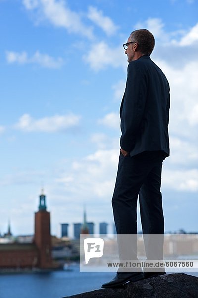 Älterer Mann stehen und schauen in Stockholm City Hall