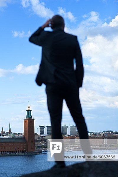 Älterer Mann stehen und schauen in Stockholm City Hall