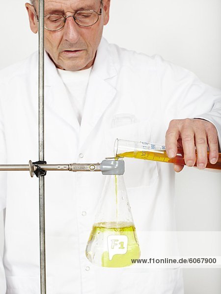 Wissenschaftler Gießen Chemikalie in Becherglas