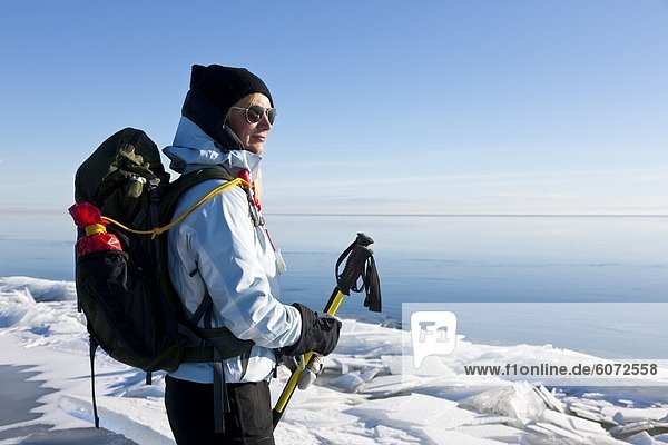 Frau trägt Rucksack stehen auf Schnee See