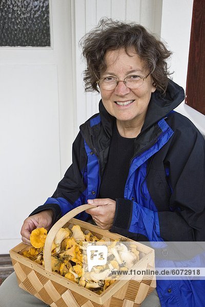 Eine Frau hält einen Pilz Schale  Schweden.
