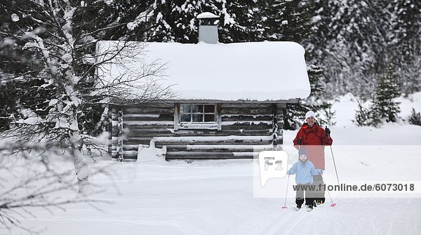 Mutter und Kind Skifahren  Schweden.
