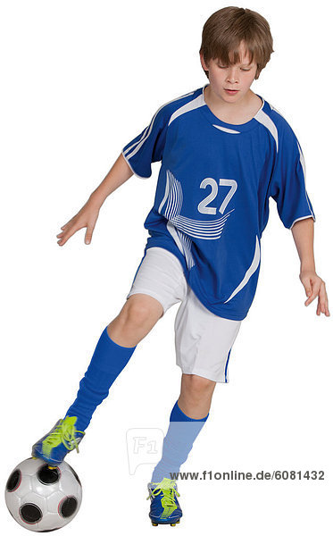 Junge spielt Fußball  tribbelt